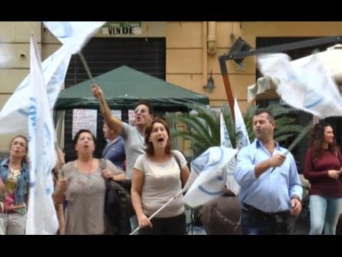 Napoli - Protestano lavoratori Astir, bloccato traffico in Via Santa Lucia -1- (16.10.14)