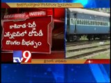 Robbers loot gold and bags from passengers in Kakinada-Shirdi express - Tv9