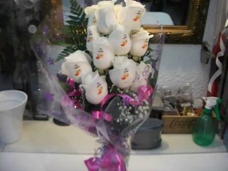 Ramo de rosas a domicilio con besos tatuado en el petalo