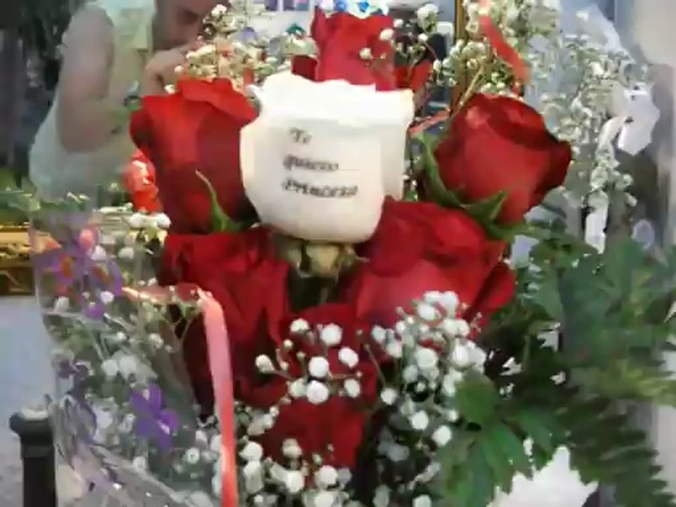 Ramo de rosas a domicilio con rosa tatuada con dedicatoria en el petalo (1)