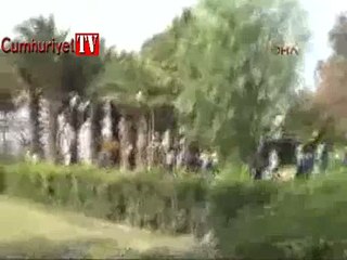 Ege Üniversitesi'nde polisin yanında öğrencilere bıçaklı saldırı