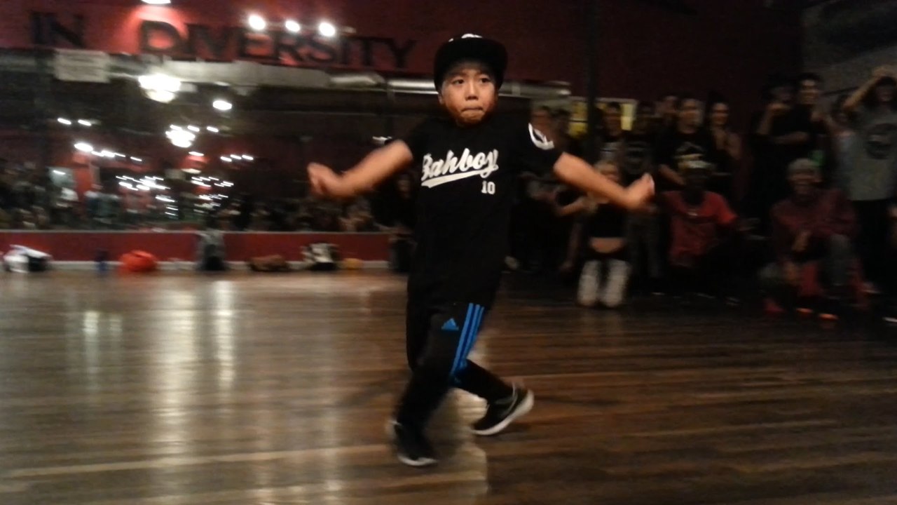 Un enfant de 8 ans danse sur Jet Blue Jet de Major Lazer