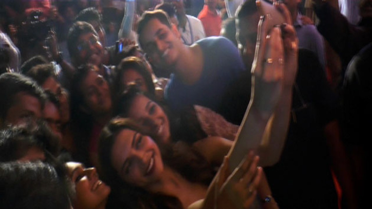 Deepika Copies Shahrukh Takes Selfie With Media