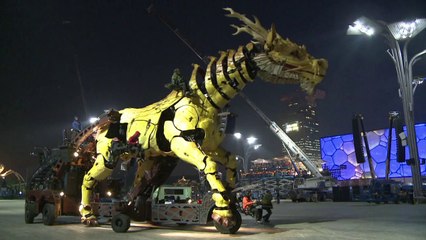 Mi-dragon, mi-cheval: un automate français enflamme Pékin