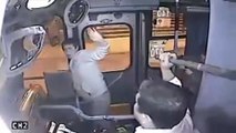 Un voleur capturé et tabassé par un chauffeur de bus