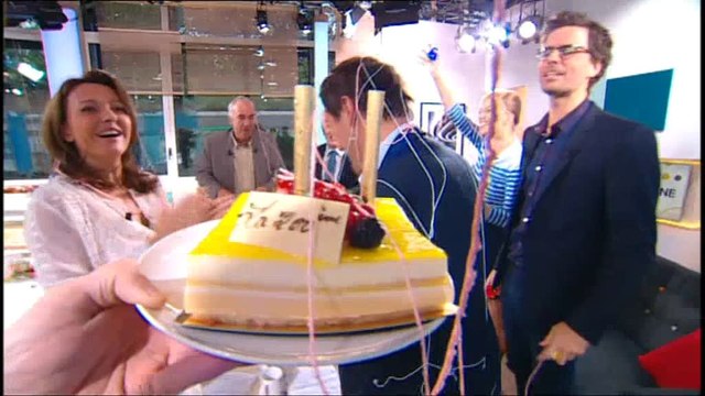 Quand Maya Lauqué fait tomber le gâteau d'anniversaire de La Quotidienne ...