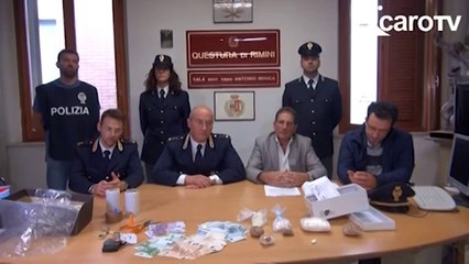 Скачать видео: Icaro TV. Sequestrato mezzo chilo di cocaina a Rimini. Arrestata cameriera