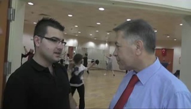 UŞAK AYNA HALK OYUNLARI VE GENÇLİK SPOR DERNEĞİNİ SİZLER İÇİN ZİYARET ETTİK. KURSİYERLER İLE BİZDE HALK OYUNU KURSUNA KATILDIK. KULÜP YETKİLİLERİNDEN ÇALIŞMALARI HAKKINDA BİLGİLER ALDIK. SIRADAKİ HABERİMİZ ART FARKI İLE SİZLERLE…