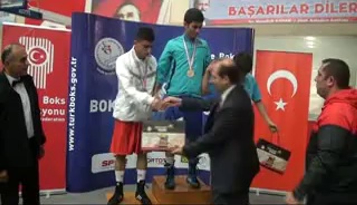 TÜRKİYE BOKS FEDERSYONU TARAFINDAN DÜZENLENEN BÜYÜK ERKEKLER BOKS ŞAMPİYONASI BİRİNCİ GRUP KARŞILAŞMALARI SONA ERDİ. ÜÇ GÜN SÜREN KARŞILAŞMALARIN SONUNDA SİKLETLERİNDE BİRİNCİLİKLERİ ALAN SPORCULARA MADALYALARINI VALİ SEDDAR YAVUZ TAKTI. ÖDÜL TÖRENİNDE VA