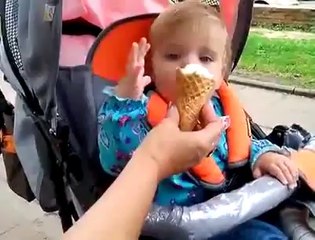 Bebek ilk kez dondurma yiyor