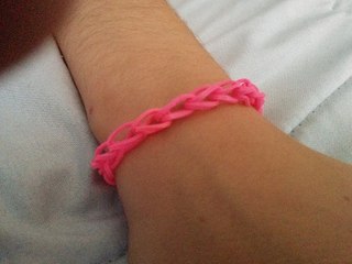 Bracelet élastique FACILE avec Isabelle (Petit bracelet simple) Rainbow loom / Mudah tali elastik. / KOLAY ELASTIK KAYIŞ / حزام مطاط سهلا. / EINFACHE GUMMIBAND /  ЛЕГКИЙ ЭЛАСТИЧНЫЙ РЕМЕШОК.