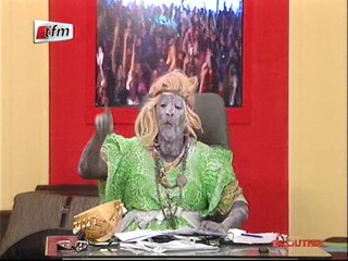 Vidéo: Kouthia a des difficulté de prononcé le mot "Atterrissage"