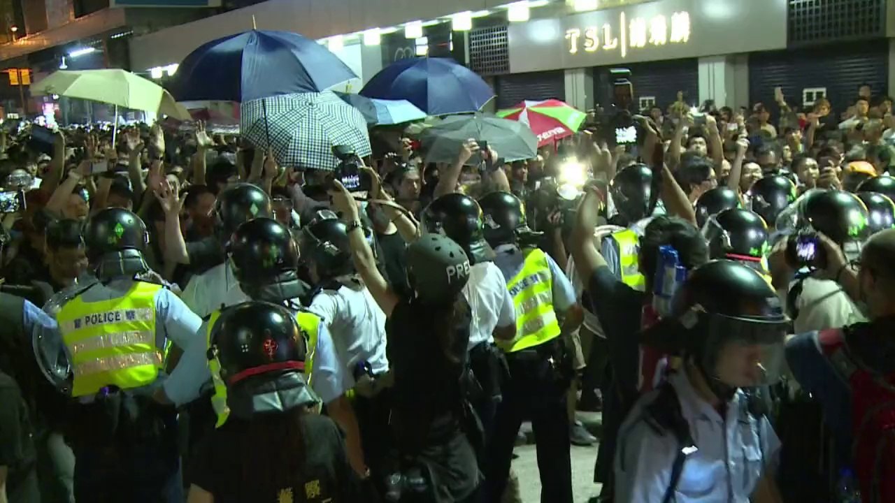 Novos confrontos em Hong Kong