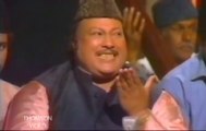 Naat - Halke Mein Rasoolon Ke, Wo Mah-e-Madni Hai - Nusrat Fateh Ali Khan Qawwal