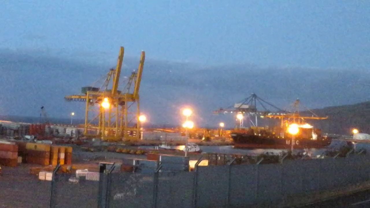 Port Est Réunion avant la nuit.