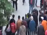 Kızlara laf atıp, polis yumruklayan adama meydan dayağı