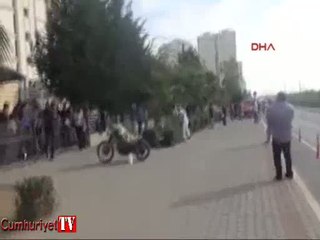 Kılıçla eylemcilere saldırdı