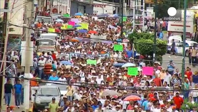 Messico, manifestazione ad Acapulco per il caso degli studenti scomparsi