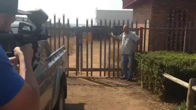 Dumb guy shooting his friend : Paintball in arm