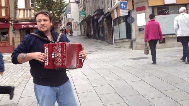 Lannion : Manu égaye la place du centre avec son piano à bretelles
