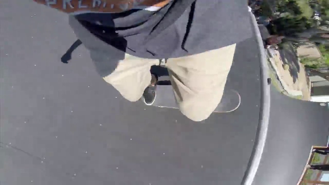 Le rider Shaun Whites skate sur sa Mini rampe dans son jardin