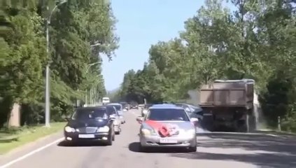 Camion tamponne une voiture de mariage