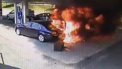 Crash d'une voiture dans une station essence