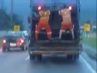 Neşeli Temizlik İşçileri