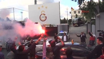 Galatasaray ve Fenerbahçe'yi Derbi Maça Taraftarları Uğurladı