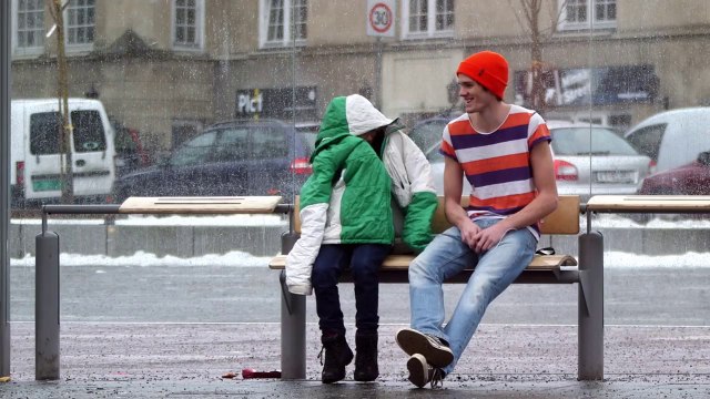 Norvège - Des passants donnent leur manteau à un enfant