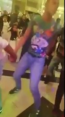 Hunharca Halay Çeken Gençler