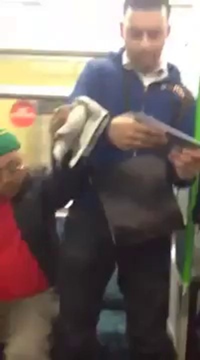 Deux hommes se battent dans le métro de Londres