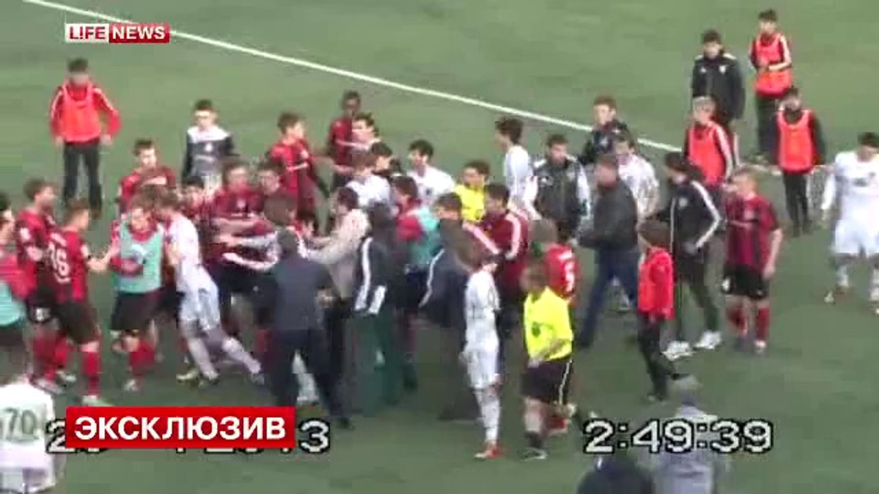 Futbolcuya saldıran hakem - Rusya