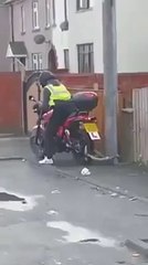 Motard contre chaîne antivol