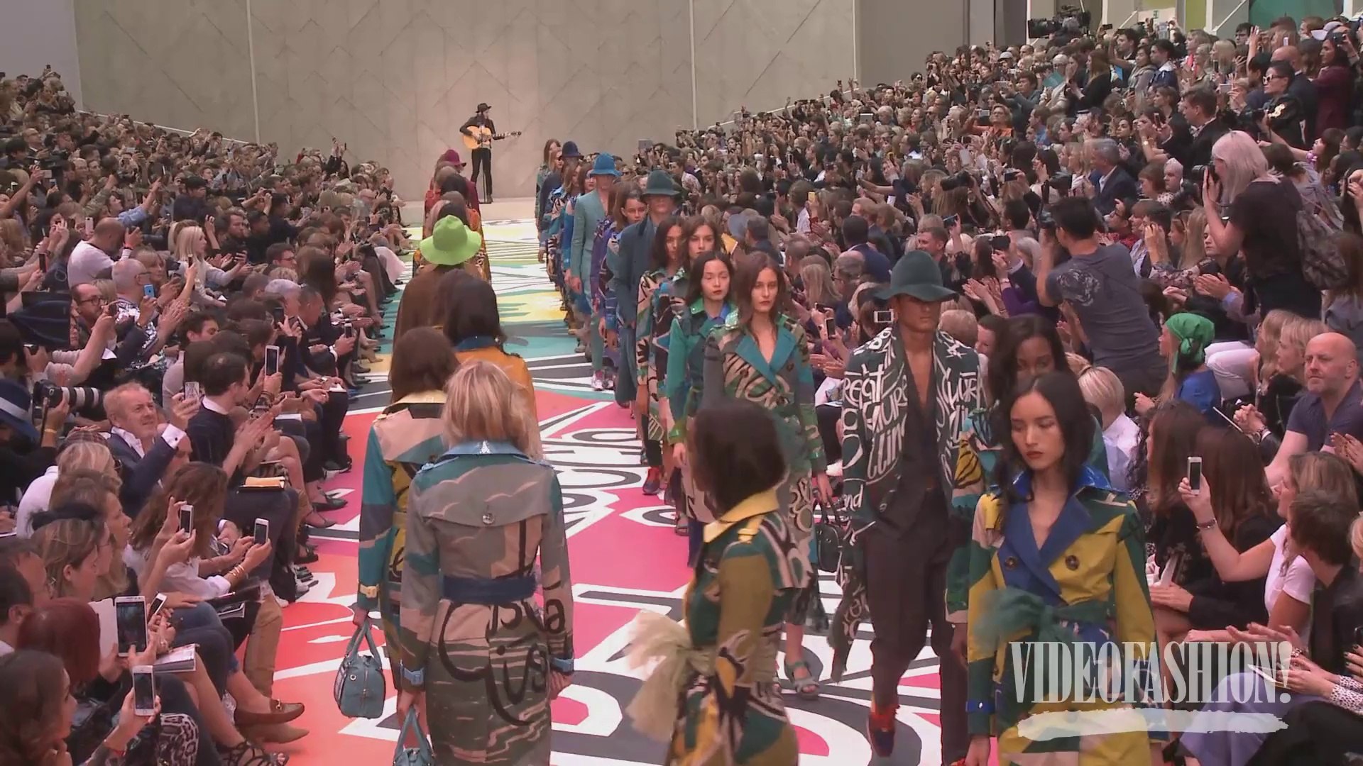 VF NEWS: Burberry Prorsum Spring/Summer 2015 - London Fashion Week