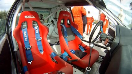 Un co-pilote boit un café en plein rallye