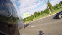 un motard aide des canetons à traverser la route