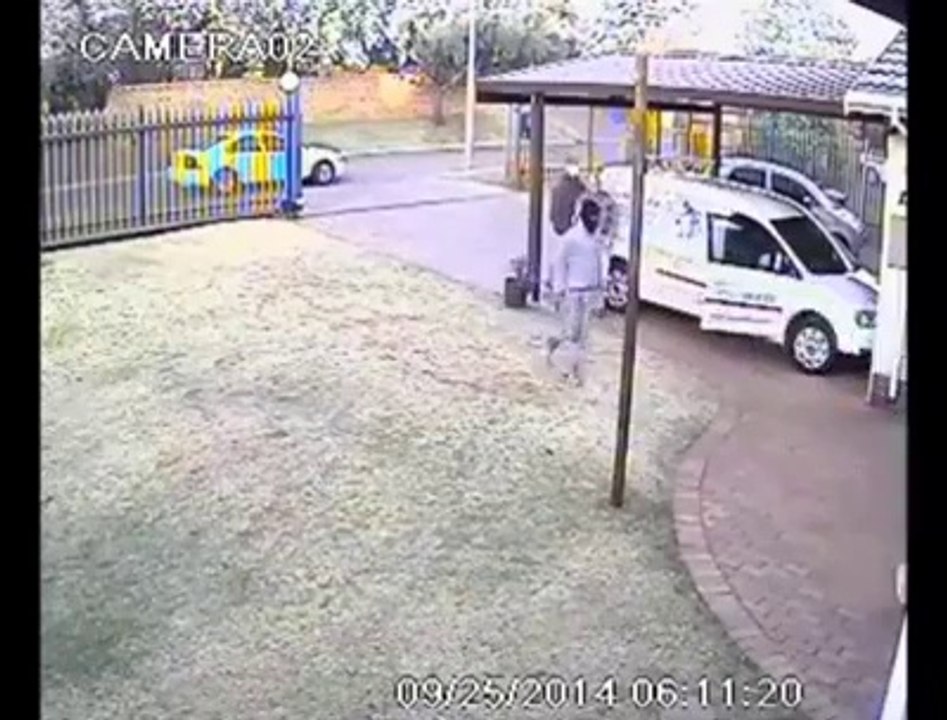 Un homme fait fuir des hommes armés à lui tout seul