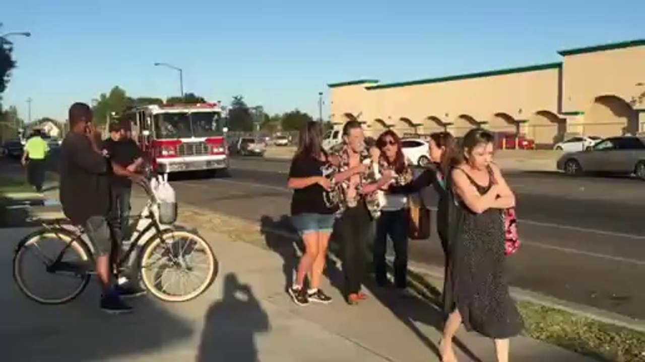 Un héros sauve une personne piégée dans sa maison en flammes