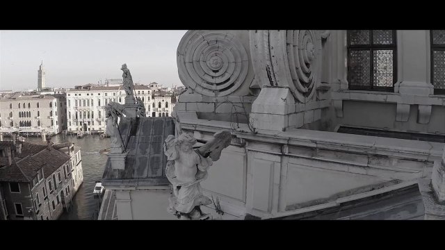 Reprise de Like A Virgin de Madonna par Soeur Cristina