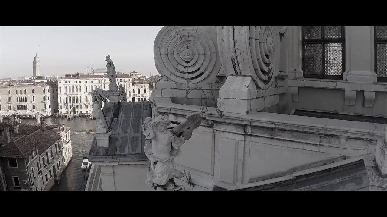 Reprise de Like A Virgin de Madonna par Soeur Cristina