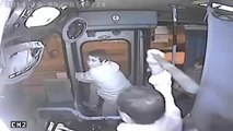 Otobüste kapkaç yapmaya çalıştı otobüs şoförü beyzbol sopasıyla dövdü