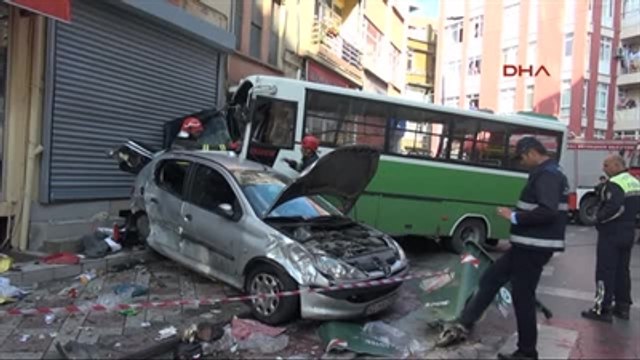 İzmit'te Freni Boşalan Halk Otobüsü Park Halindeki Otomobillere Çarptı 1 Yaralı