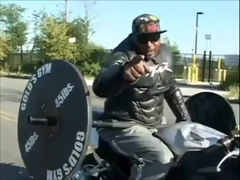 Développé couché sur sa moto, normal ! C'est ce que l'on appel pousser la fonte avec classe !