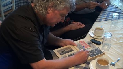 Ο Χατζηπαναγή υπογράφει αναμνηστικό βιβλίο