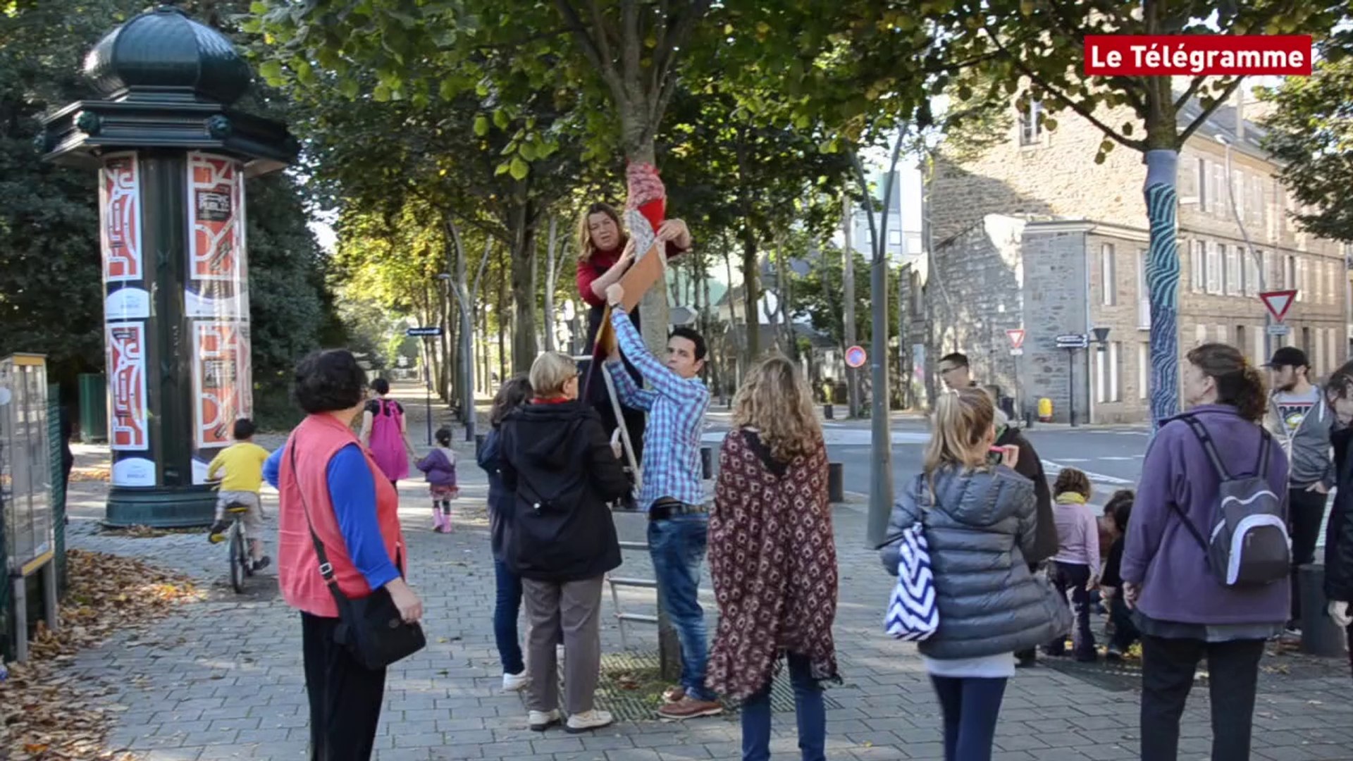 Saint-Brieuc. Yarn bombing : le Festival Banc Public rhabille le parc des  Promenades - Vidéo Dailymotion