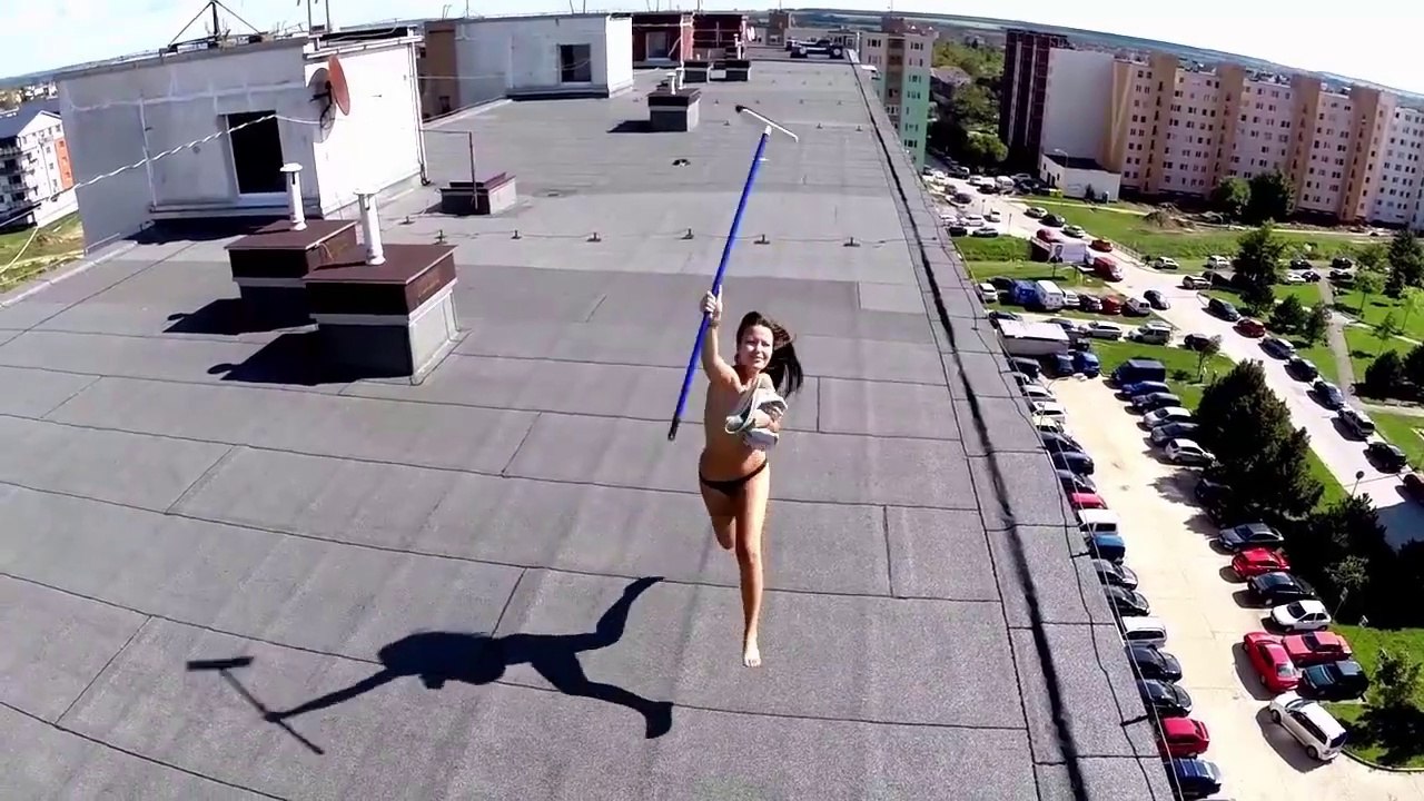 drone troll une fille qui bronze