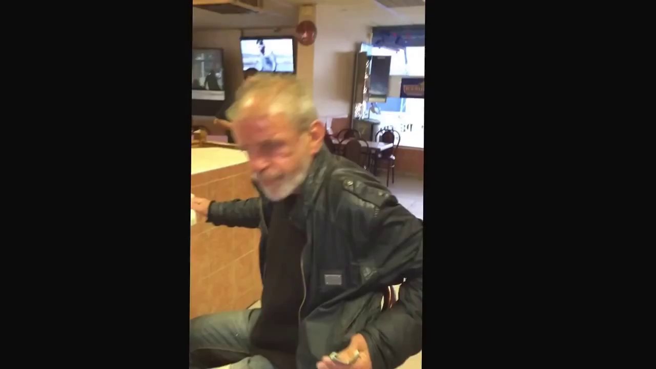 Une racaille embrouille un ivrogne