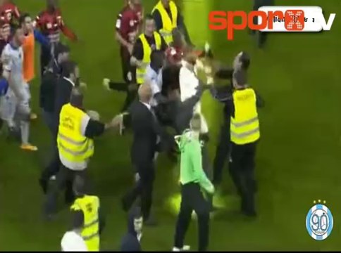 Nice taraftarı sahayı bastı!