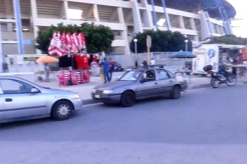 Κασκόλ και σημαίες του Ολυμπιακού έξω από το Παγκρήτιο